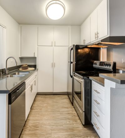 ViveLA Violet on Virgil ;Wide kitchen countertop parallel to the kitchen cabinet and appliances