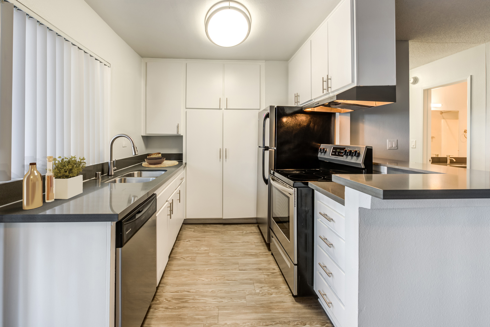 ViveLA Violet on Virgil ;Wide kitchen countertop parallel to the kitchen cabinet and appliances