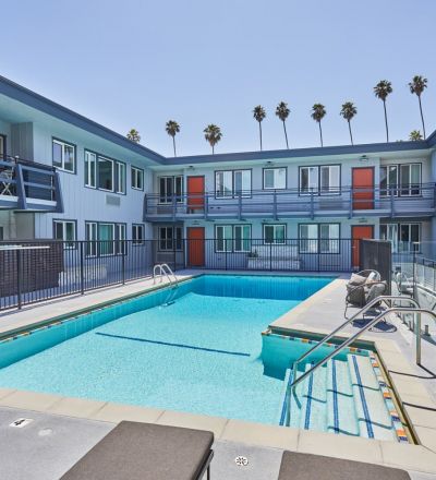Hayden on Hollywood Boulevard outdoor pool; Rental apartments in LA with amenities.