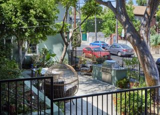Hayden on Hollywood Boulevard Barbecue and sitting area