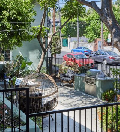 Hayden on Hollywood Boulevard Barbecue and sitting area