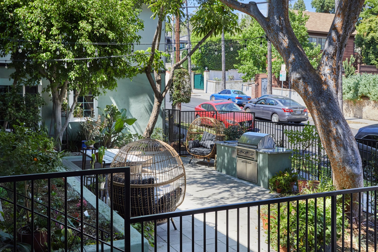 Hayden on Hollywood Boulevard Barbecue and sitting area