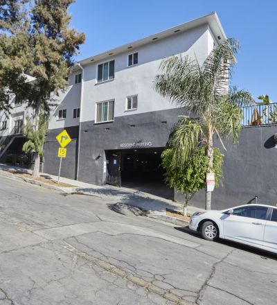 Street view of Dean on De Longpre