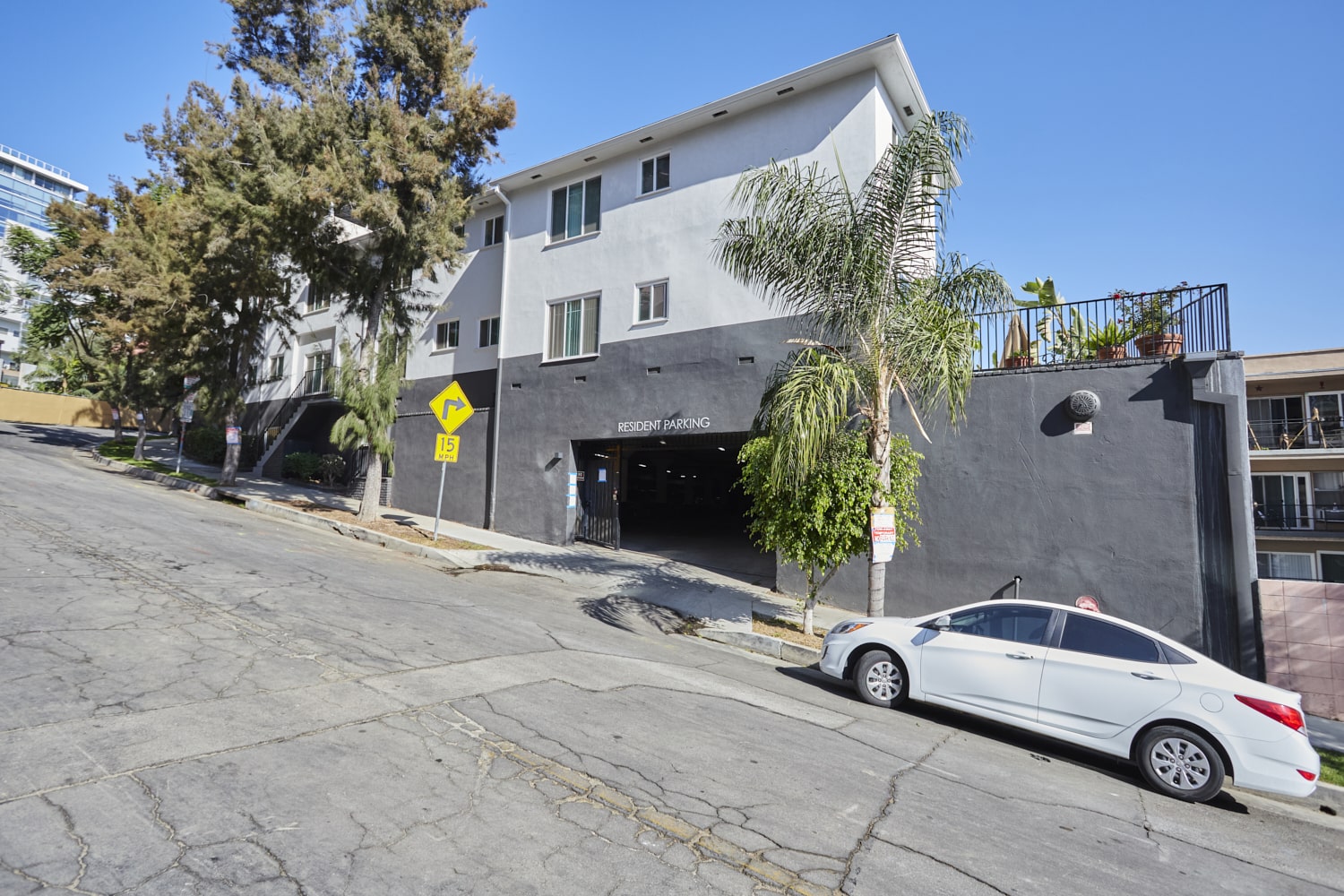 Street view of Dean on De Longpre