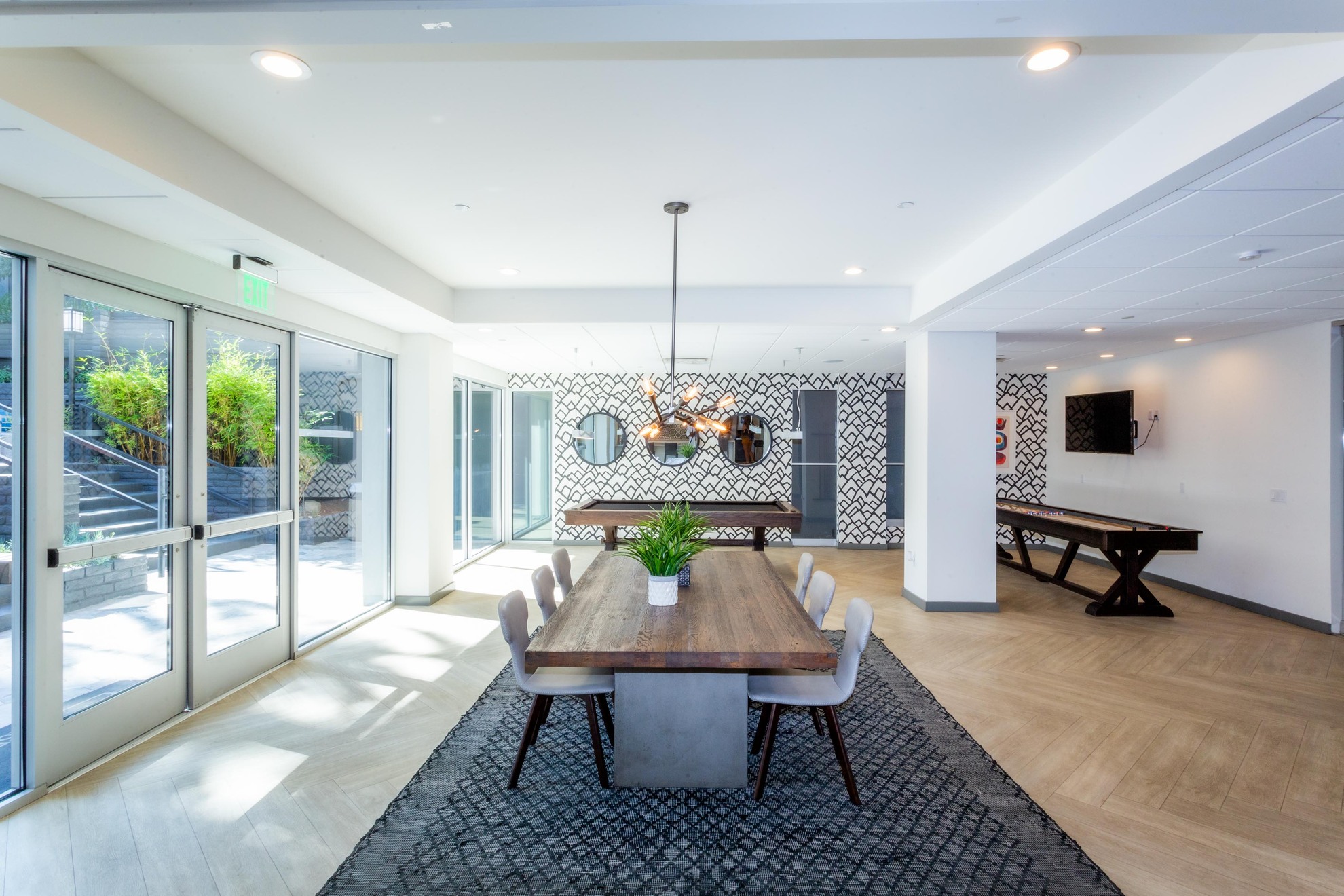 Virgil Avenue Los Angeles; Stylish dining area in San Diego's Violet On Virgil Apartments Apartments